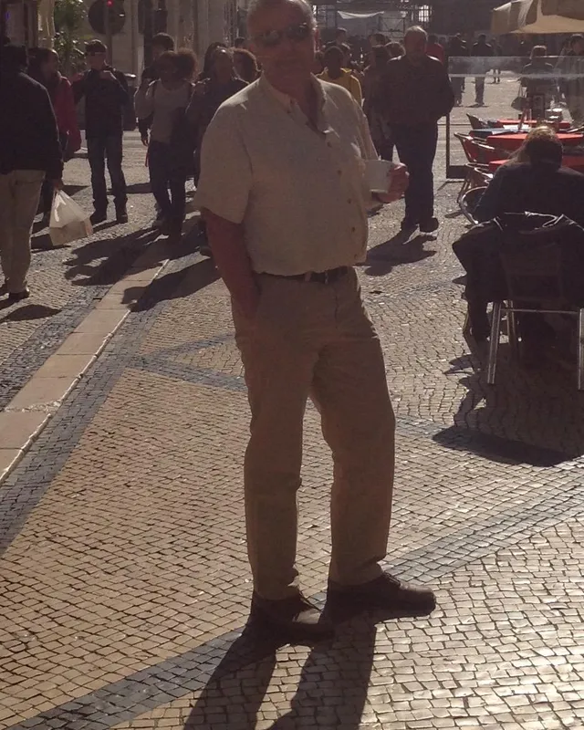 Szyszek on Portuguese cobblestones in a sunlit European city